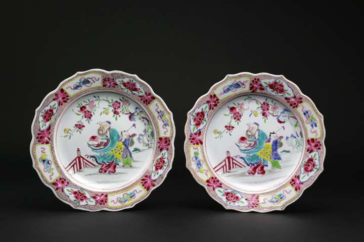 Pair of chinese export porcelain famille rose dinner plates